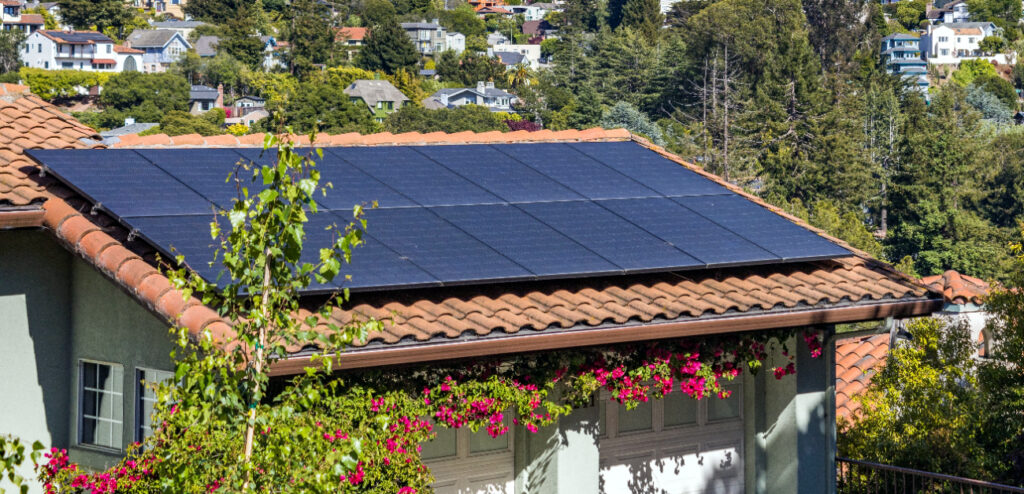 Photovoltaikanlage auf dem Dach eines Einfamilienhauses zur Stromerzeugung